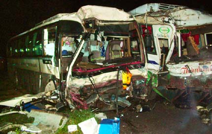 Hai xe khách đối đầu, 10 người bị thương nặng 